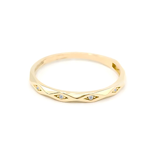 Zlatý prsten kroužek zdobený zkosením a zirkony 0,80g