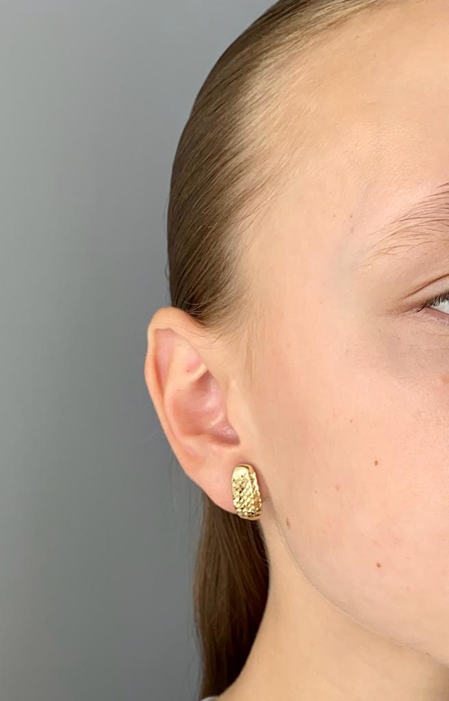 Zlaté náušnice s mřížkovaným gravírováním 3,03g