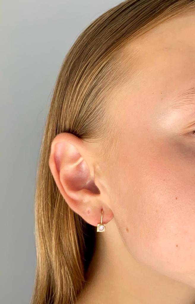 Zlaté náušnice čtverečky s růžovým kamínkem a zirkony 1,60g