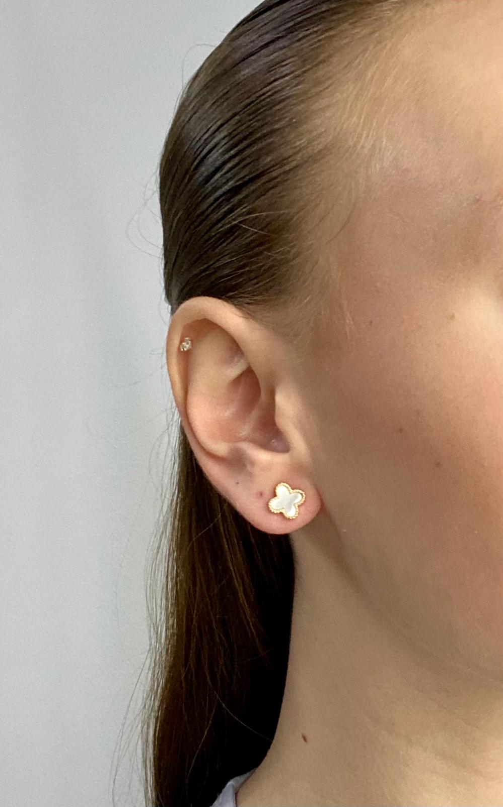 Zlaté náušnice čtyřlístky s perletí na puzetu 1,53g