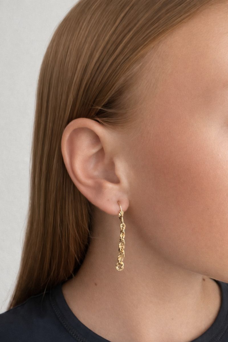 Zlaté náušnice visací řetízky zdobené 