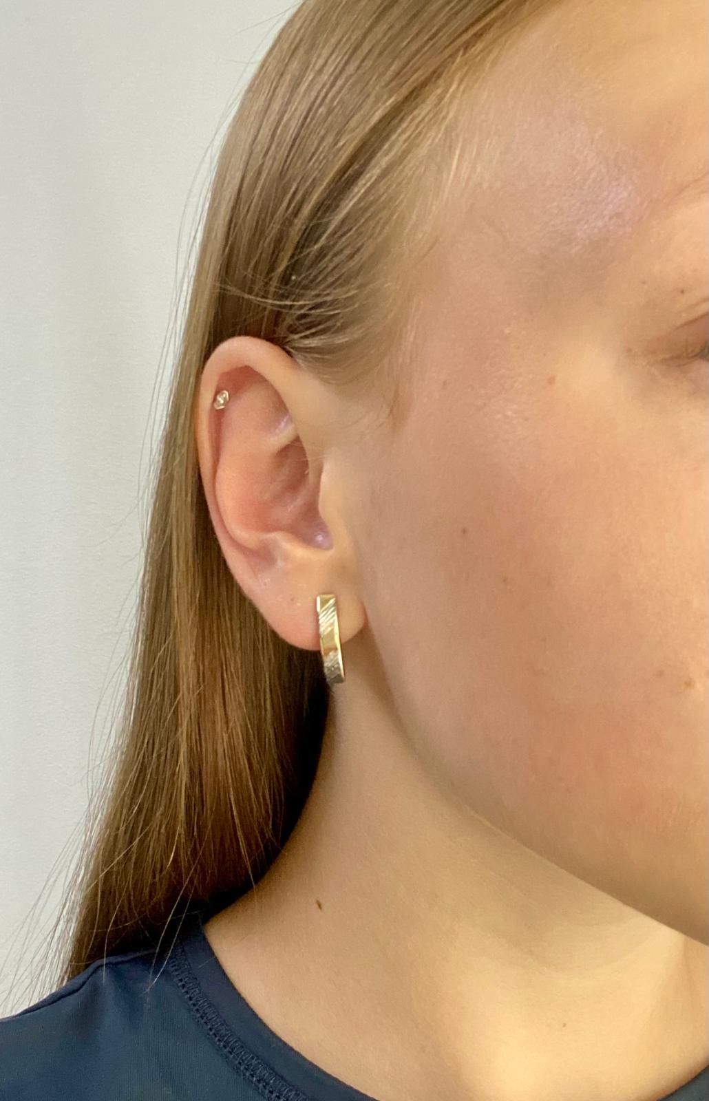 Zlaté náušnice zaoblené zdobené proužky dvě barvy zlata 1,55g