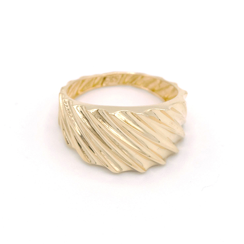 Zlatý prsten zdobený šikmým vroubkováním 1,90g