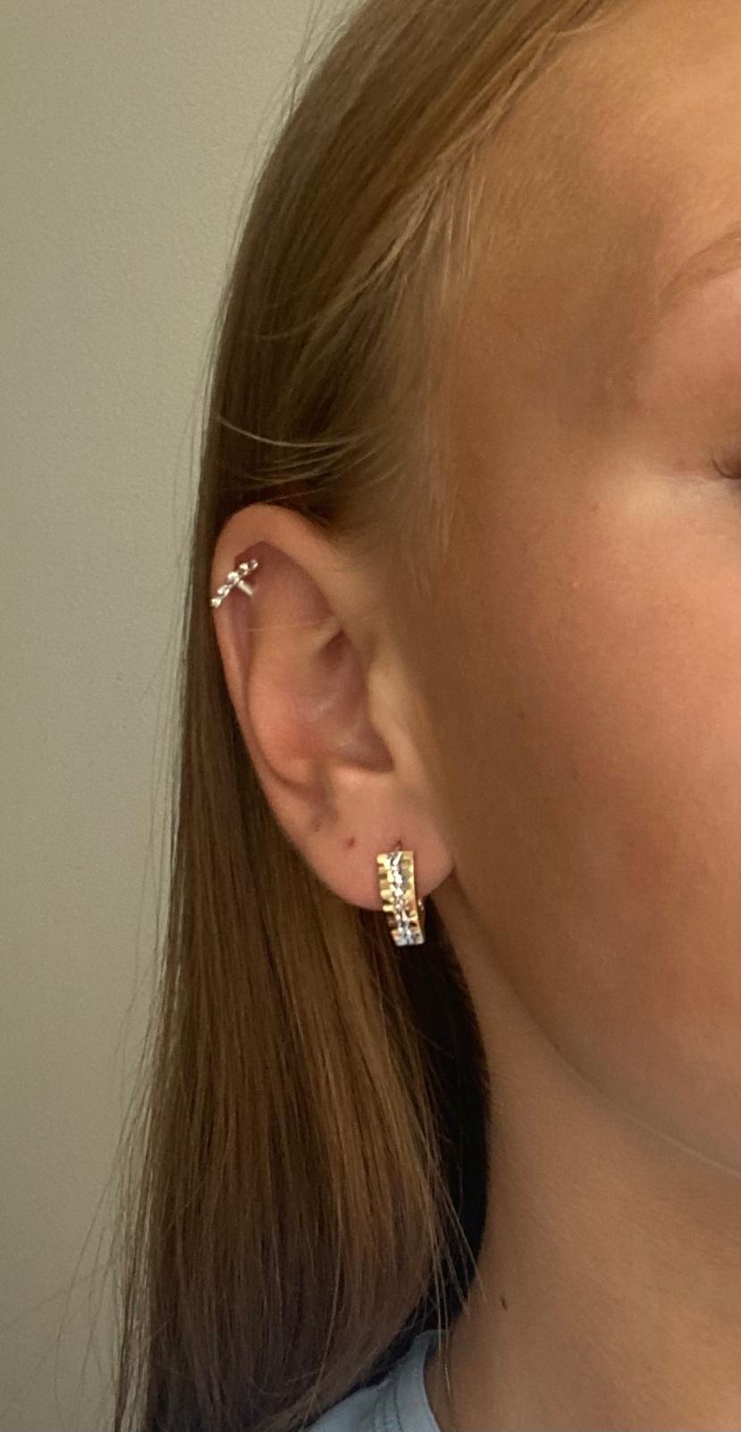 Zlaté náušnice zaoblené zdobené pruhy a gravírováním dvě barvy zlata 1,45g