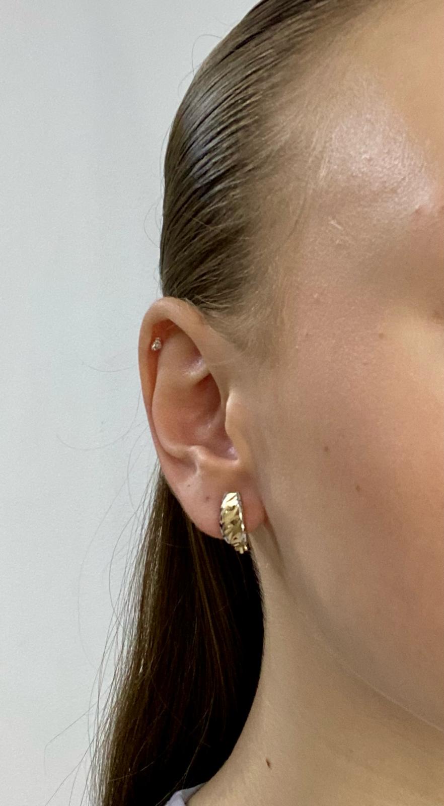 Zlaté náušnice zdobené gravírováním dvě barvy zlata 1,60g