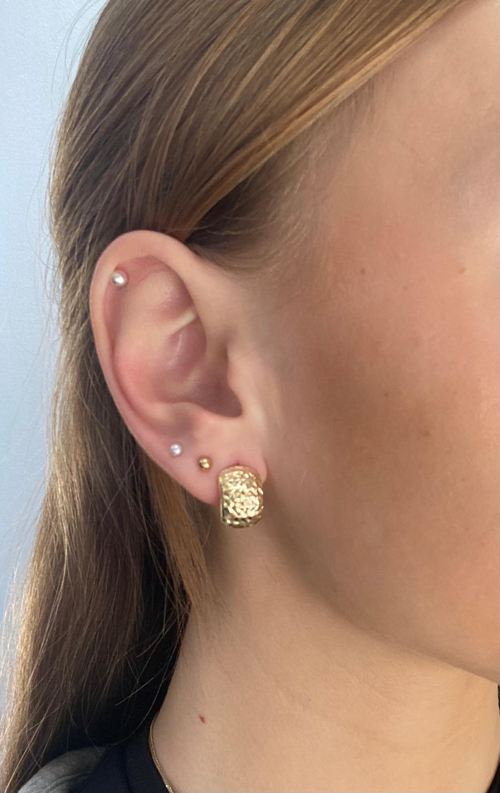 Zlaté náušnice zaoblené s gravírováním lesklé 1,90g