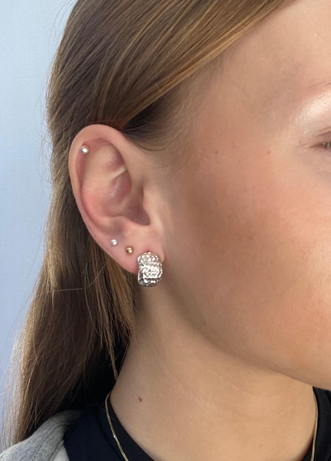 Náušnice z bílého zlata zaoblené s gravírováním lesklé 2,05g