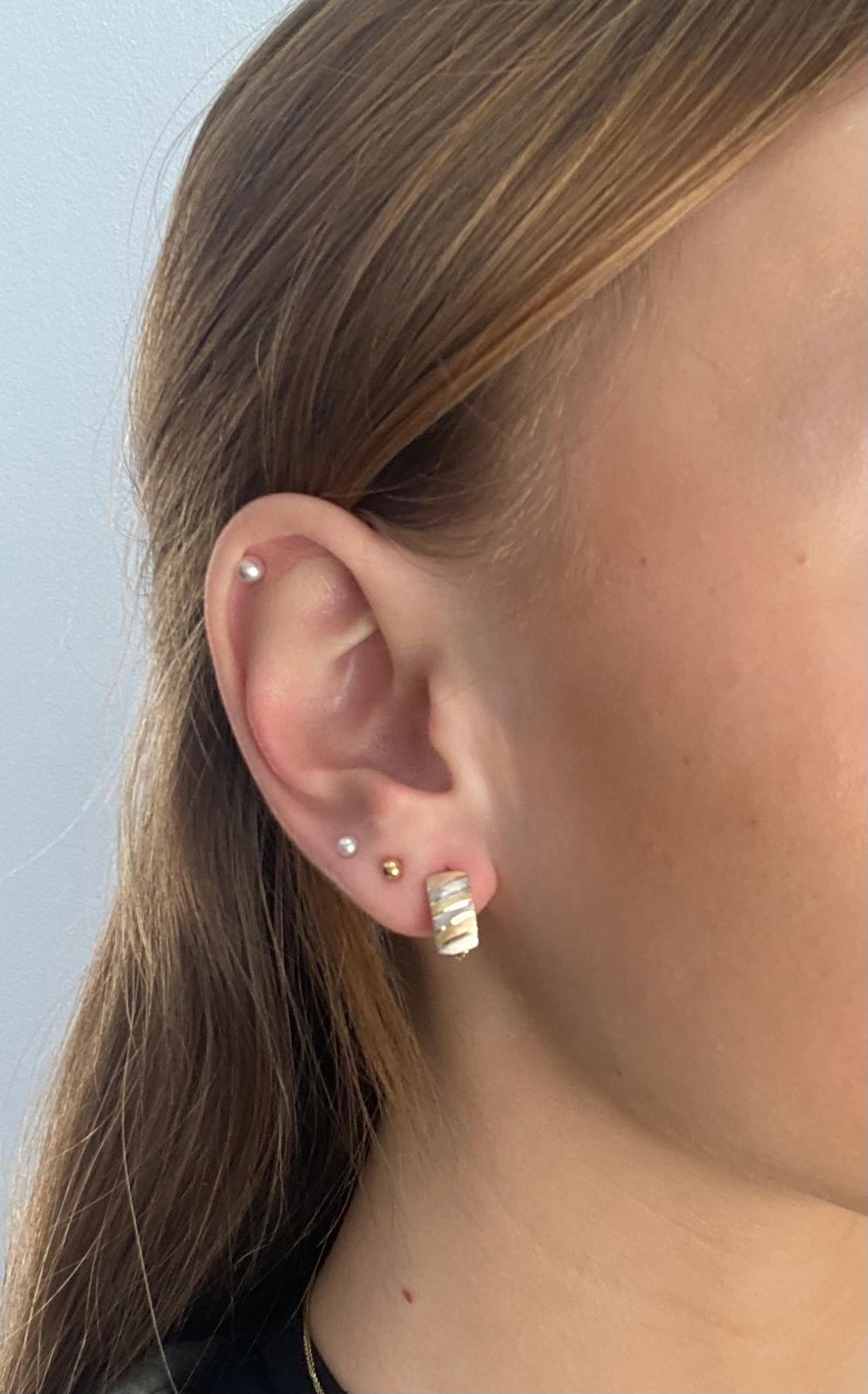 Zlaté náušnice zdobené proužky dvě barvy zlata 1,45g