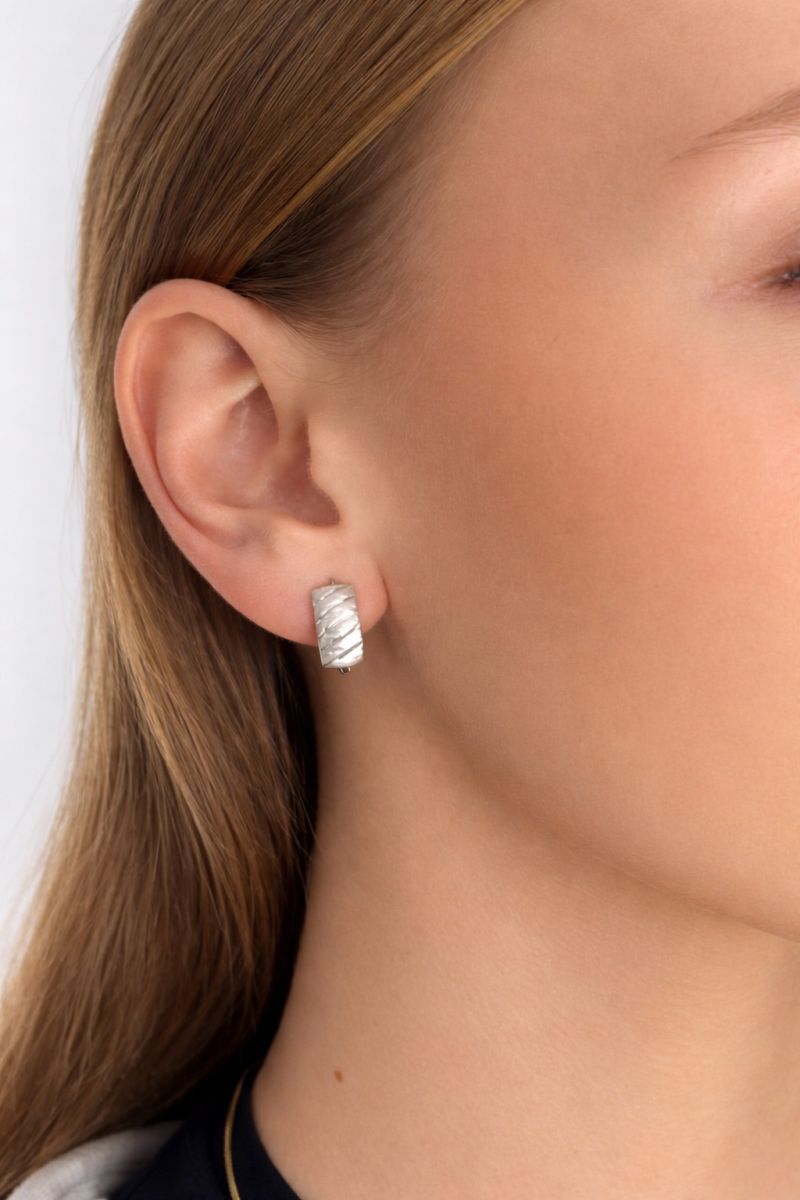 Náušnice z bílého zlata zdobené proužky 