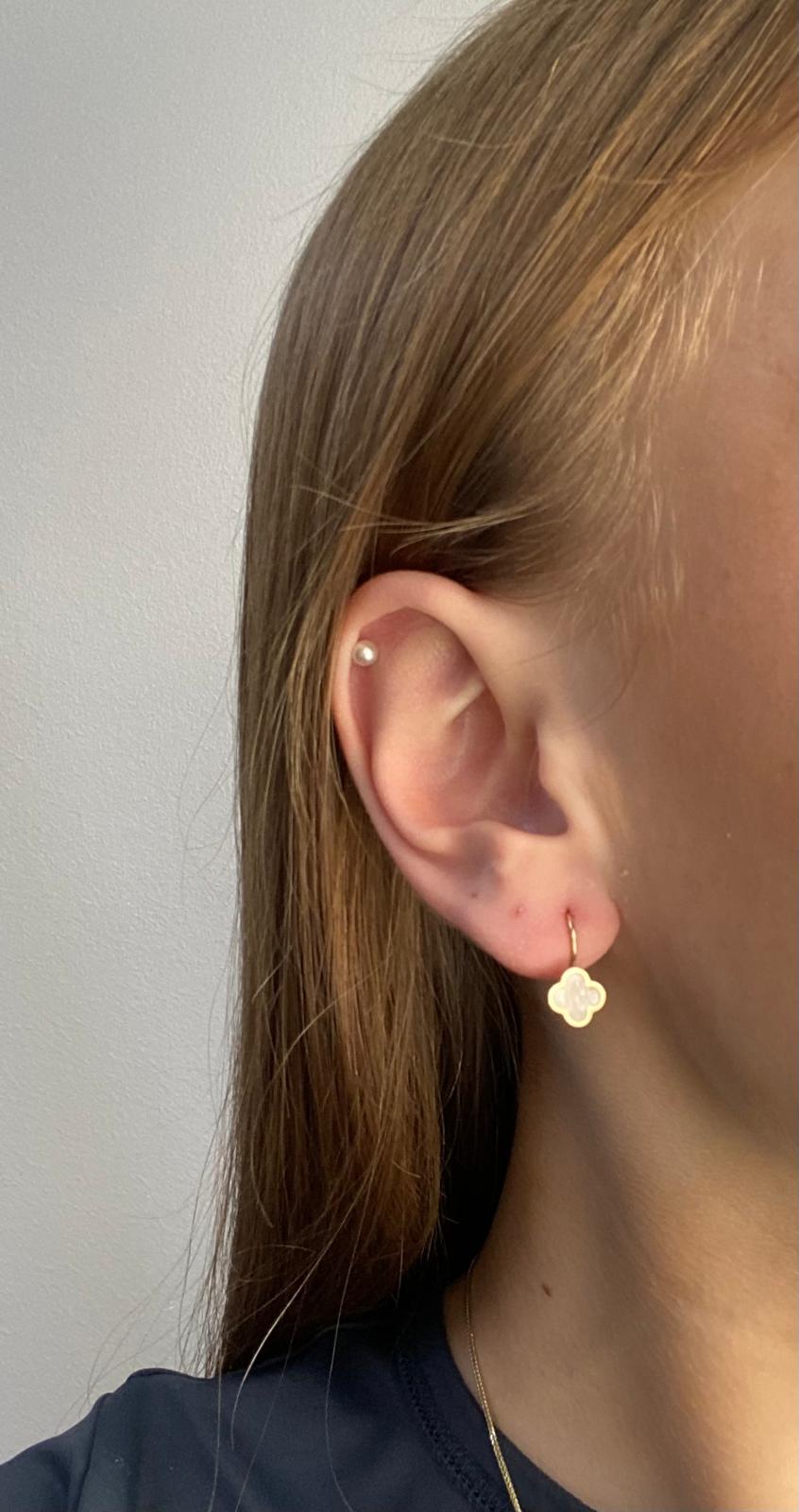 Zlaté náušnice čtyřlístky zdobené perletí 1,80g