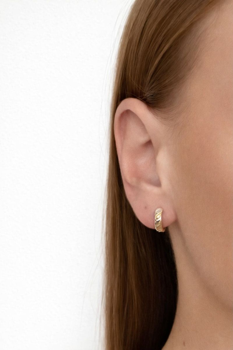 Zlaté náušnice kruhy malé zdobené proužky dvě barvy zlata 