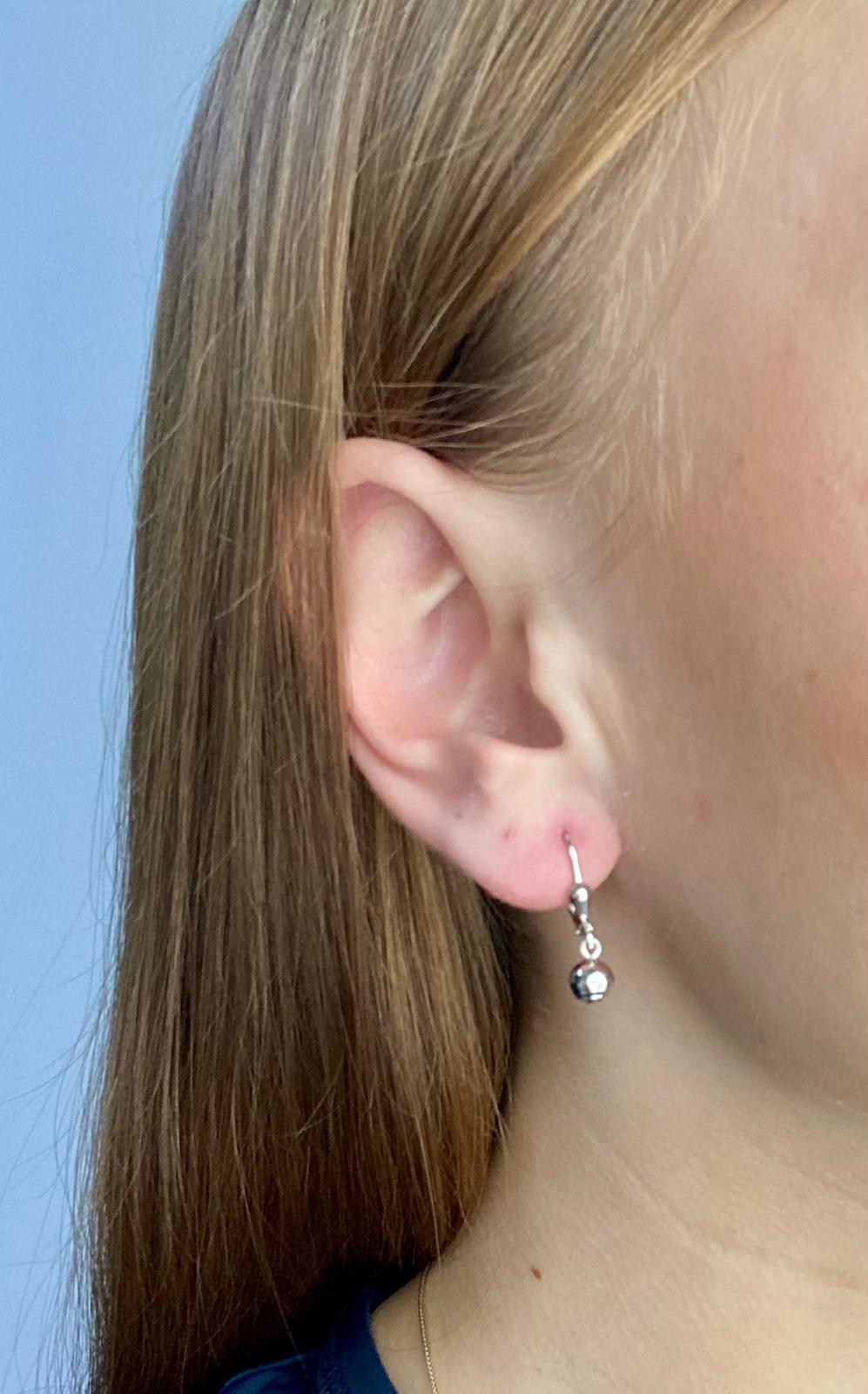 Náušnice z bílého zlata visací kuličky se zdobením 1,75g