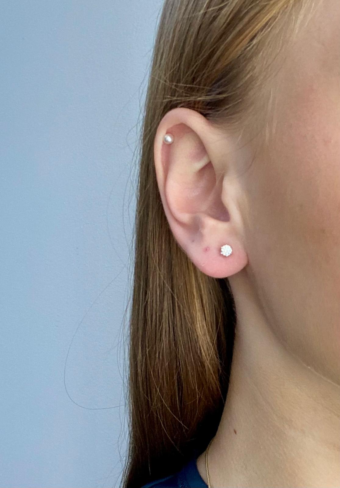 Náušnice z bílého zlata pecky se vsazeným zirkonem na šroubek 1,15g