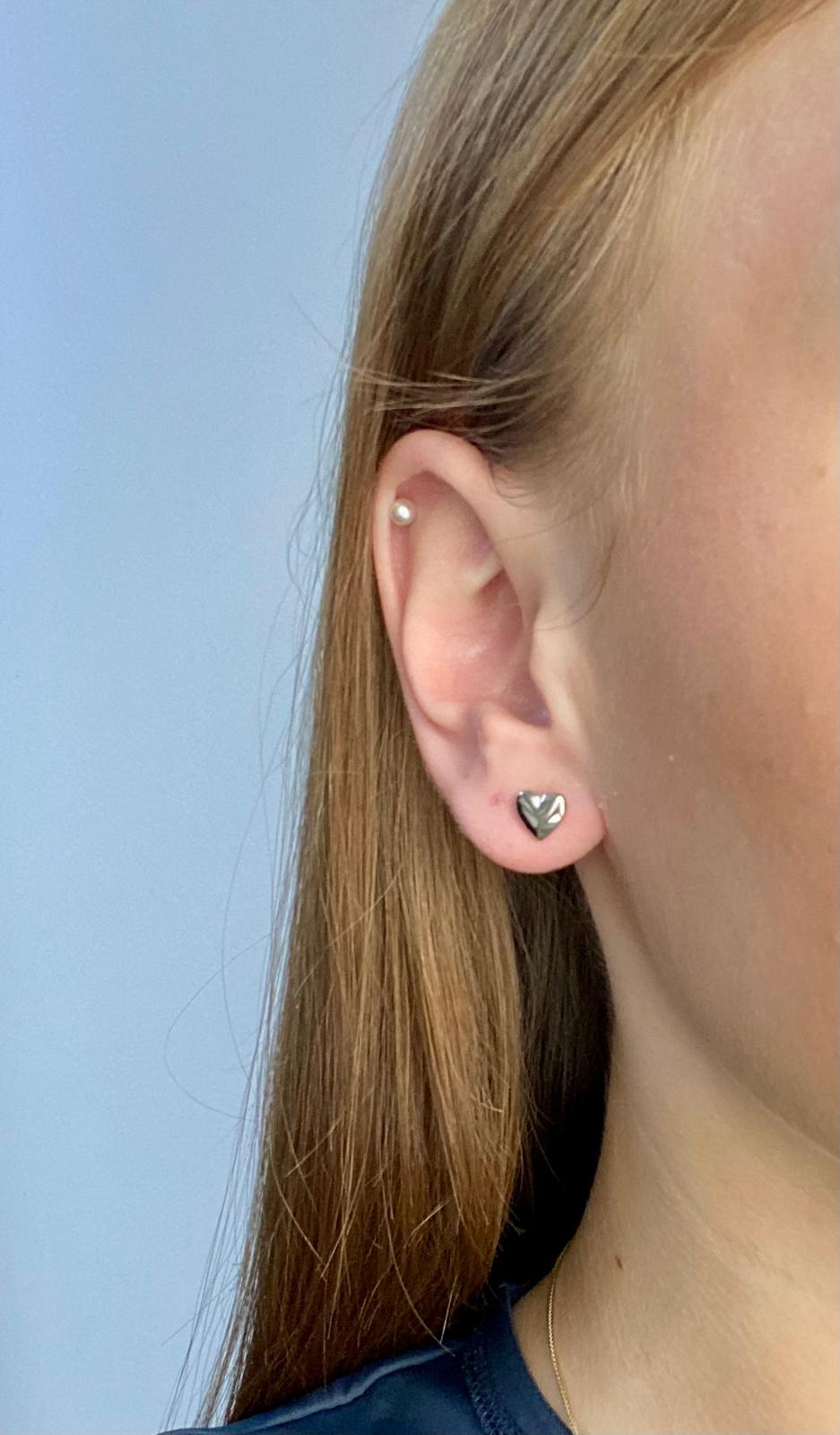 Náušnice z bílého zlata srdíčka na šroubek 1,40g