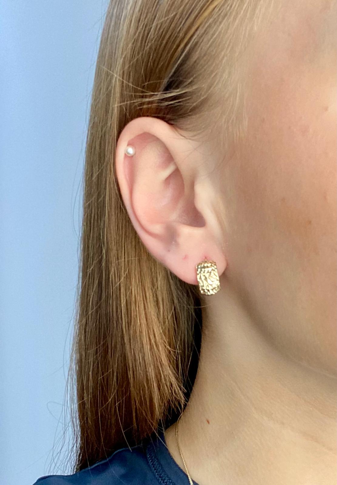 Zlaté náušnice zaoblené zdobené gravírováním v lesklém vzhledu 1,70g