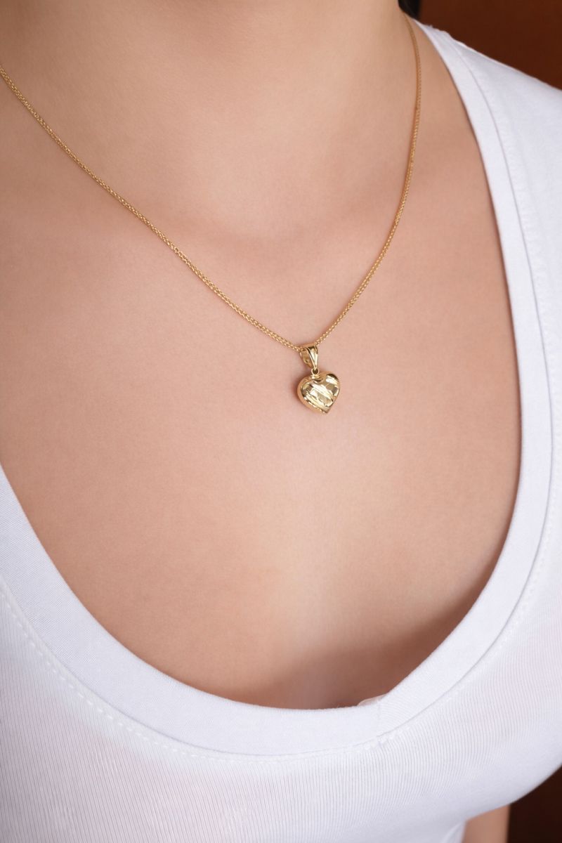 Zlatý přívěsek srdce duté zdobené proužky 0,66g