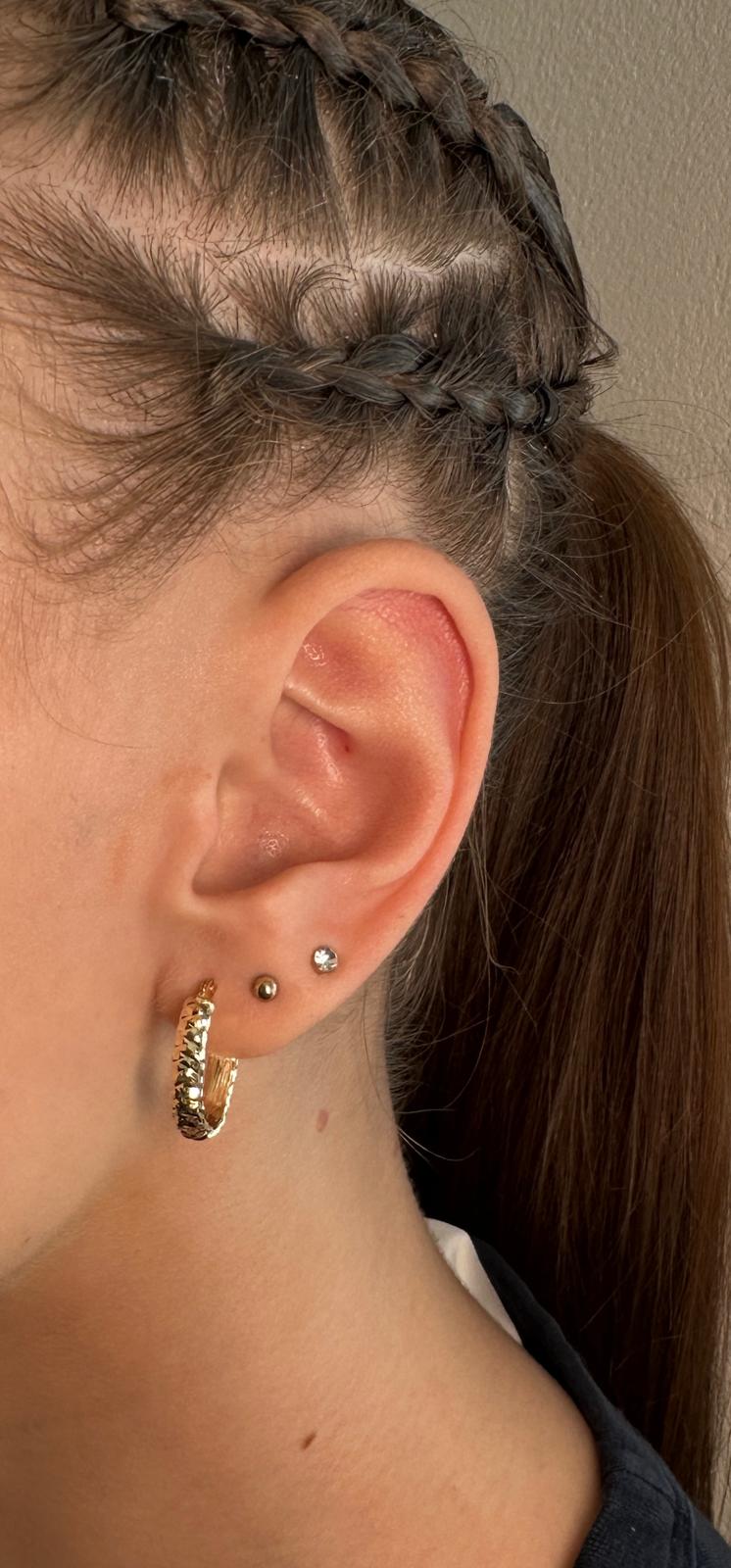 Zlaté náušnice oválné pestře zdobené na háček 2,25g