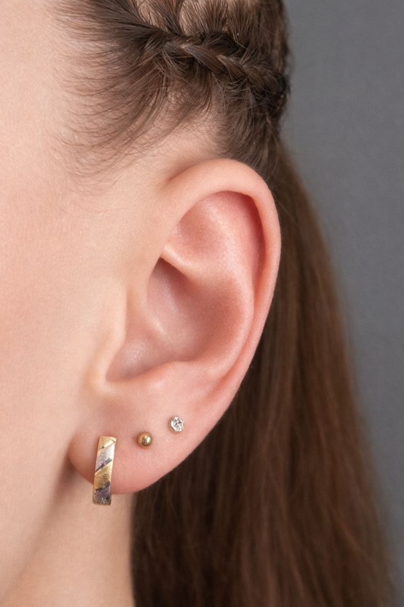 Zlaté náušnice s proužky dvě barvy zlata