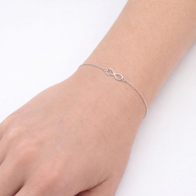 Náramek z bílého zlata s nekonečnem 