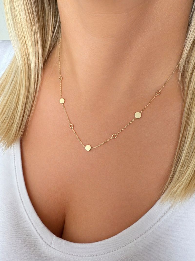 Zlatý řetízek zdobený kolečky 