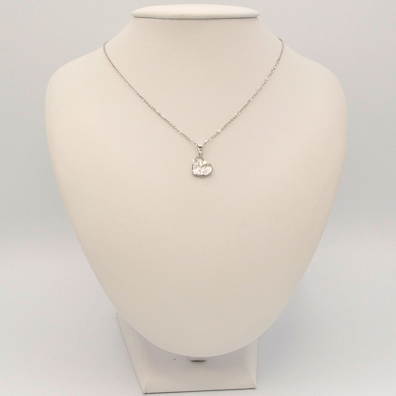 Přívěsek z bílého zlata srdce se zdobením 