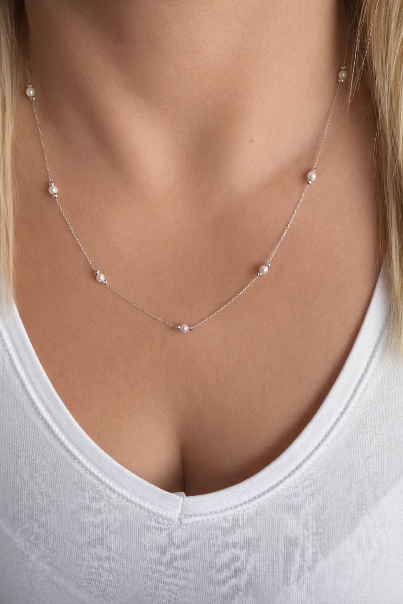 Řetízek z bílého zlata s perličkami 