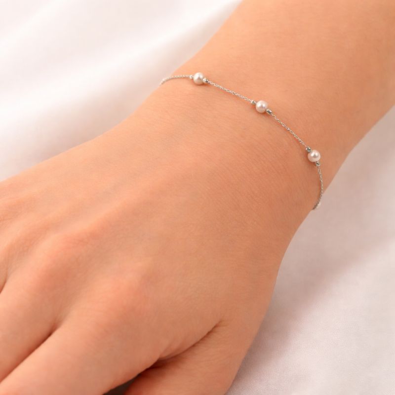 Náramek z bílého zlata s perličkami 