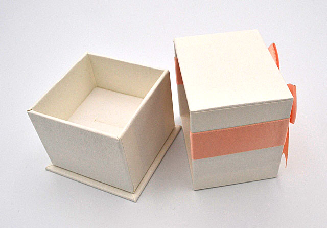 Krabička na šperky bílá s lososovou mašlí 