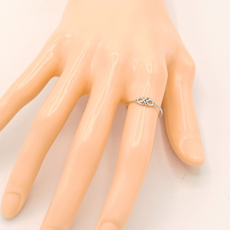 Prsten z bílého zlata, jemný propletená ozdoba 0,83g