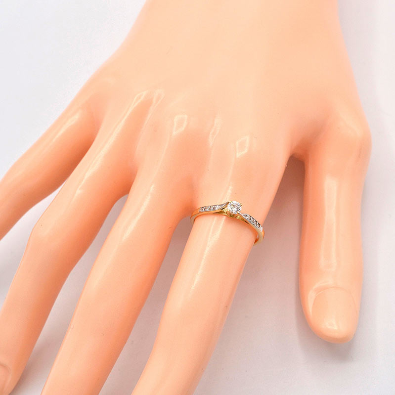 Zlatý prsten se zirkony jemný dvě barvy zlata 1,35g