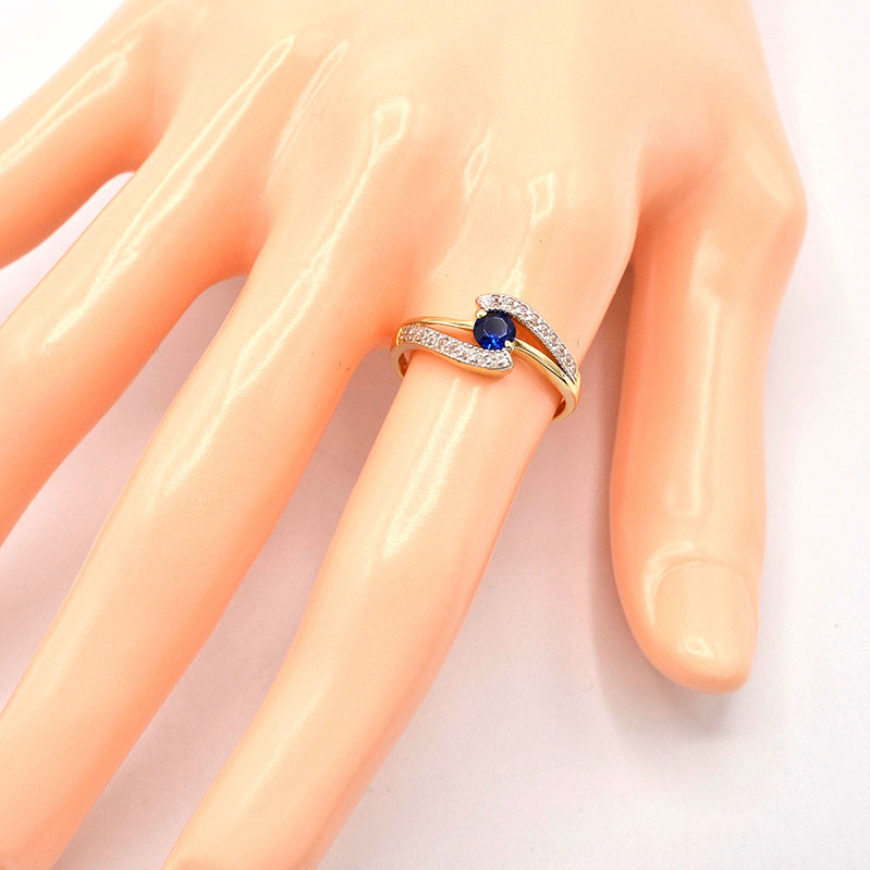 Zlatý prsten s modrým kamenem ve vlnce se zirkony 1,98g