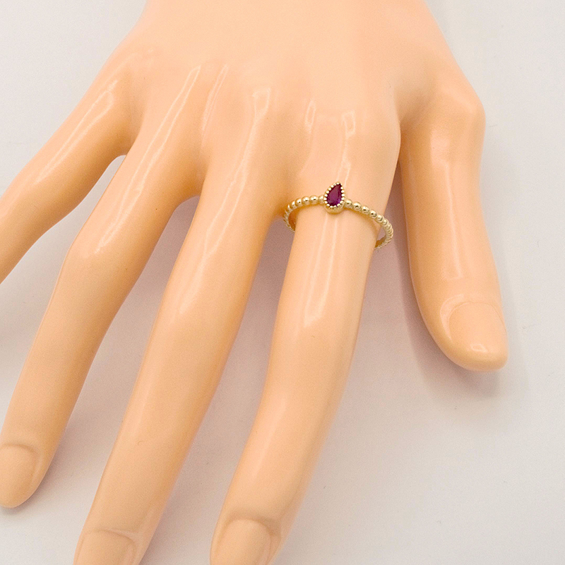 Zlatý prsten kapka s tmavo růžovým kamínkem 1,20g