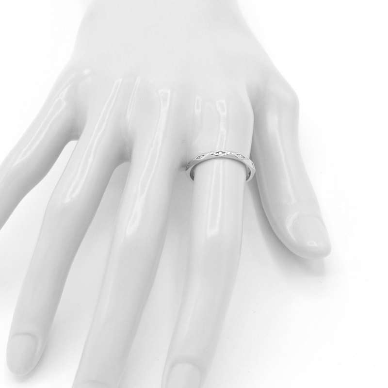Prsten z bílého zlata, kroužek zdobený zkosením a zirkony 0,90g