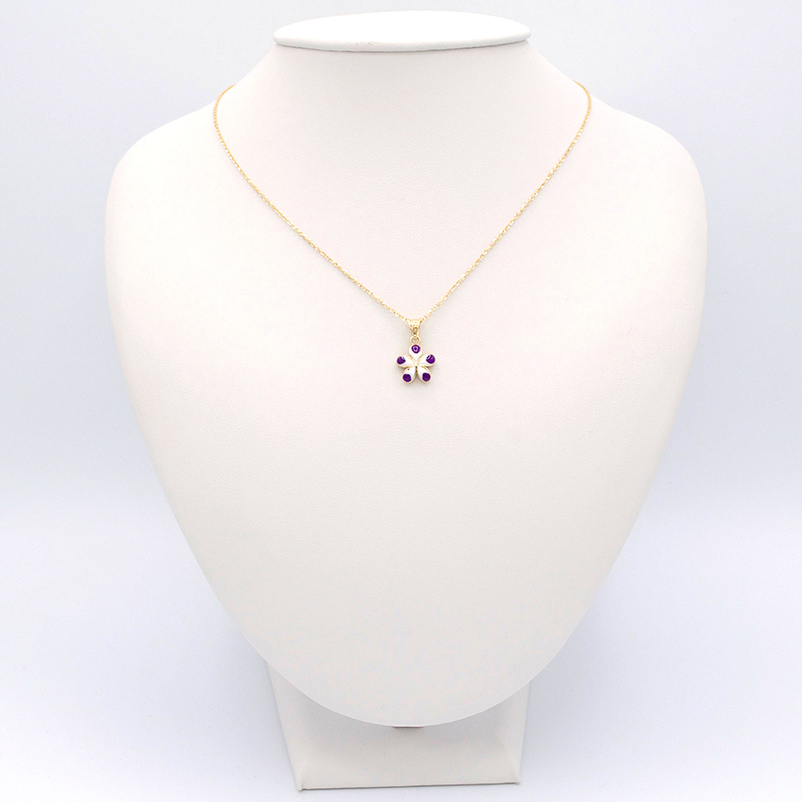 Zlatý přívěsek kytička barevná bílo fialová 0,95g