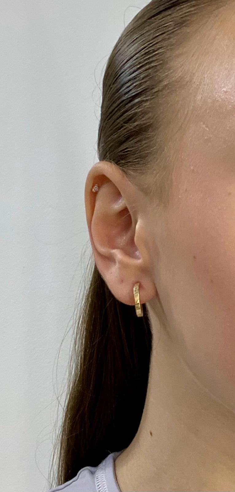 Zlaté náušnice kruhy zdobené znaky 0,70g