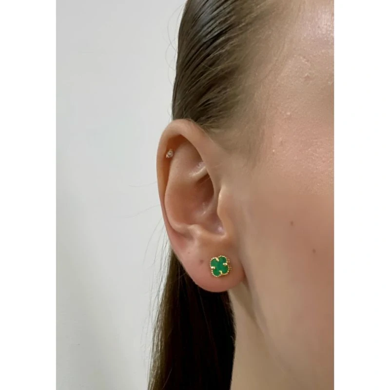 Zlaté náušnice čtyřlístky se zeleným kamenem na puzetu 1,35g