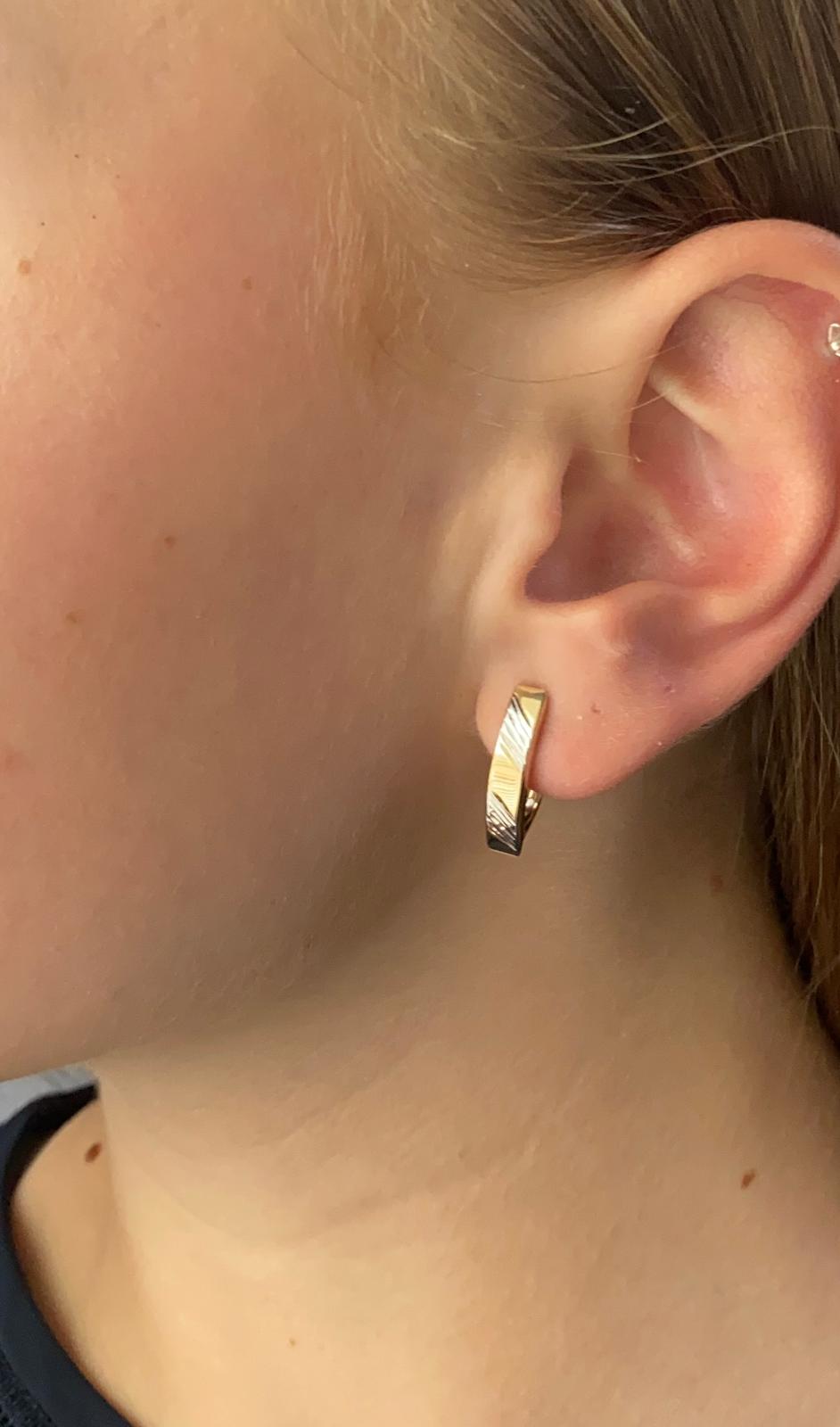 Zlaté náušnice zaoblené zdobené proužky dvě barvy zlata 1,55g