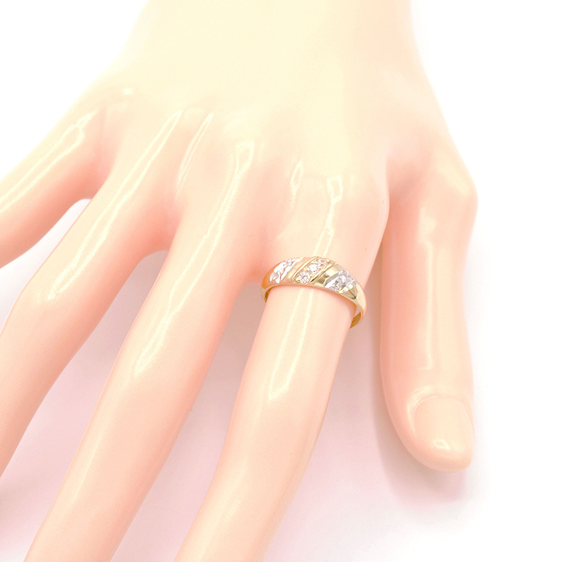 Zlatý prsten se třemi šikmými zirkony dvě barvy zlata 1,37g