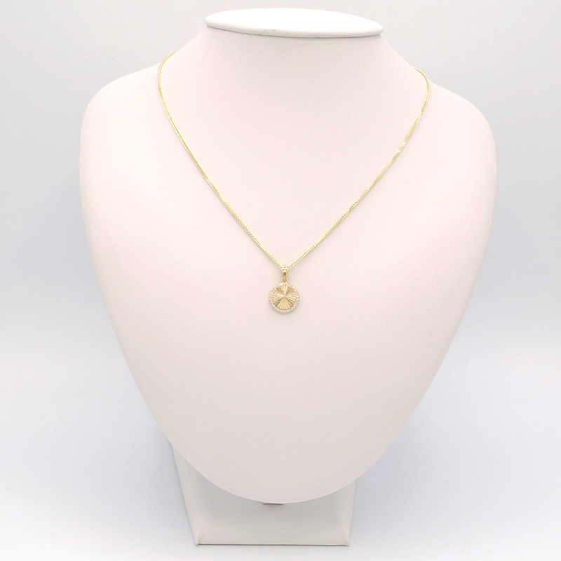 Zlatý přívěsek kolečko zdobené zirkony a proužky 1,10g