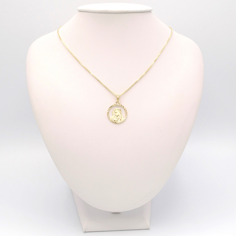 Zlatý přívěsek Madonka kulatá s gravírovanámi proužky 1,50g