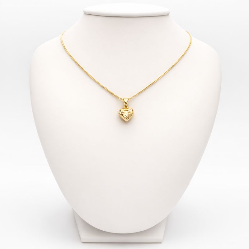 Zlatý přívěsek srdce duté zdobené proužky 0,66g