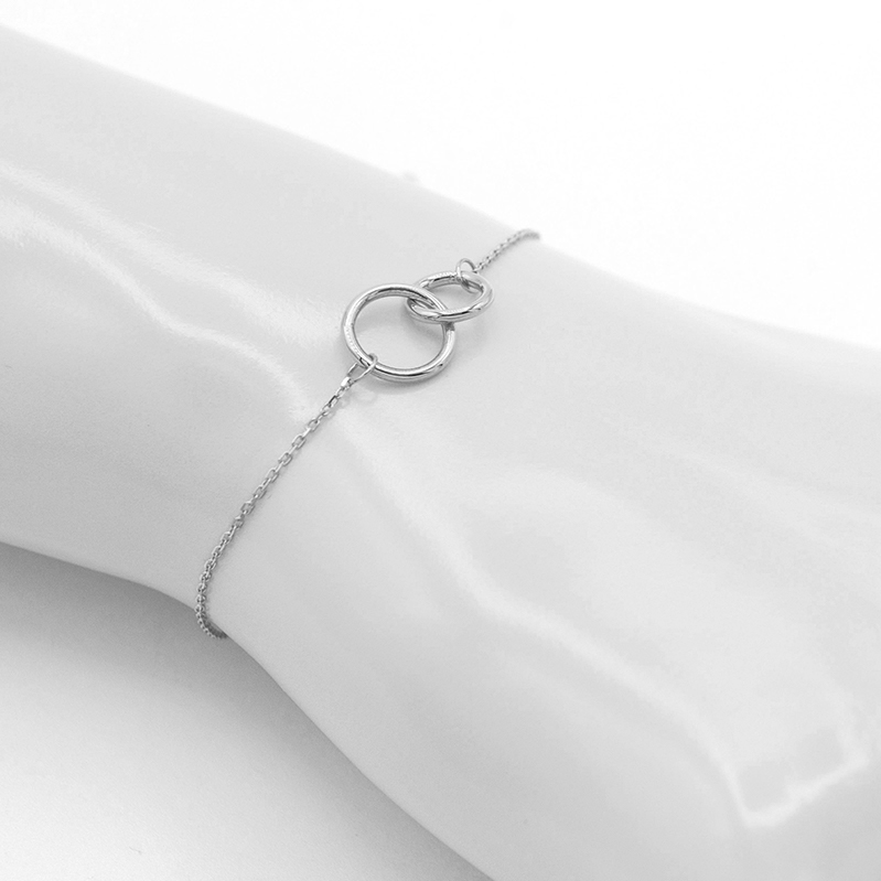 Náramek z bílého zlata s propletenými kolečky 