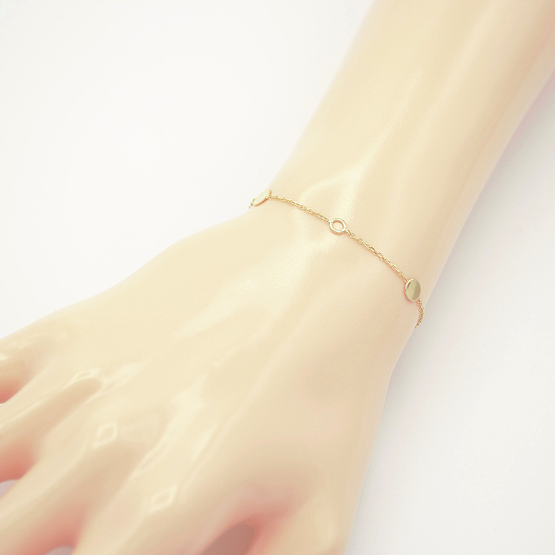 Zlatý náramek zdobený kolečky 