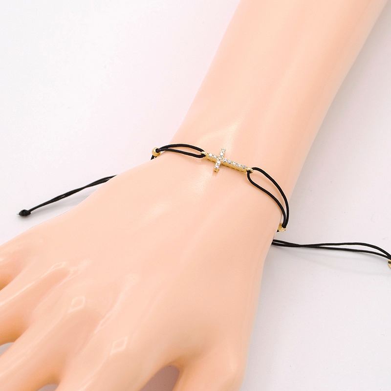 Náramek černý provázek s křížkem s bílými a černými zirkony 0,97g 