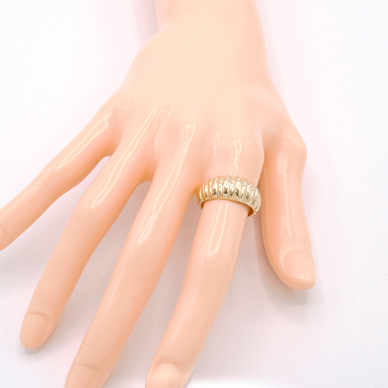 Zlatý prsten zdobený vroubkováním 1,60g