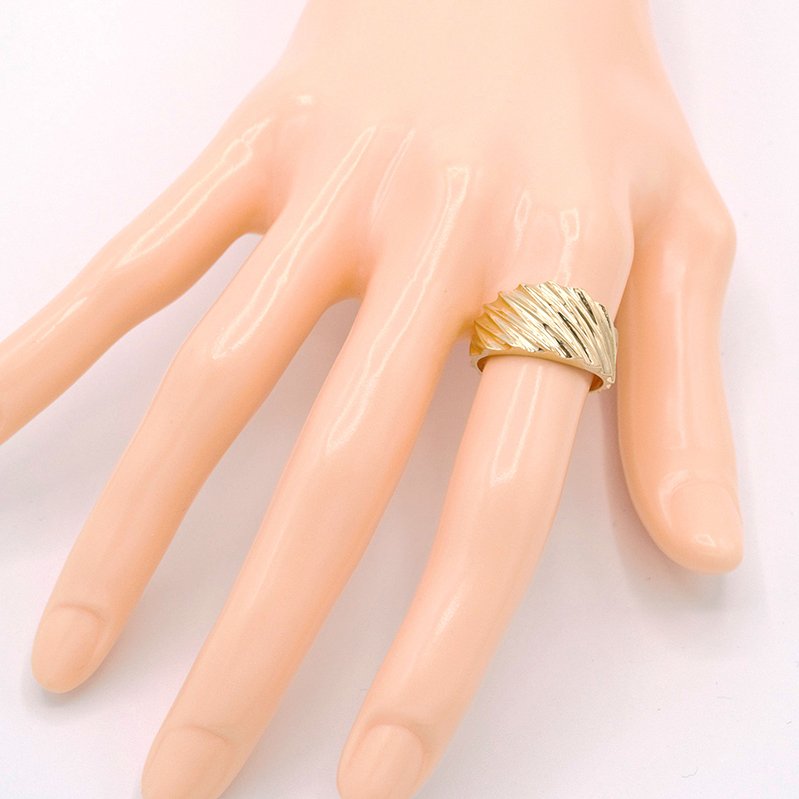 Zlatý prsten zdobený šikmým vroubkováním 1,90g
